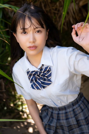 几男含着她两个硕大的乳
