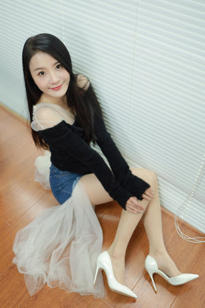 老师露出两个奶球让我吃奶头