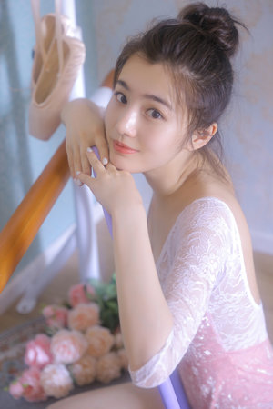 艾乐美女