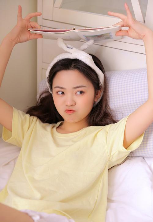 大爷大妈小树林里做金钱生意