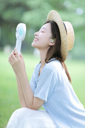 长腿校花无力呻吟娇喘的视频