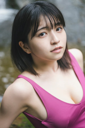 美女脱裤衩扒开尿口给男子摸