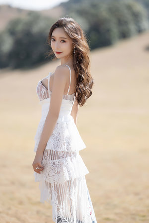 深挖男子深夜跪舔美女