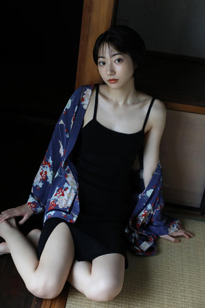 他揉捏她两乳不停呻吟口述